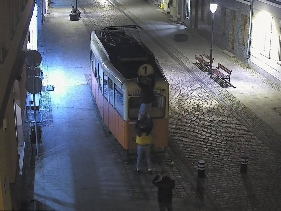 Ukradli „jedynkę” z tramwaju na Długiej. Niedaleko zaszli z zabraną tablicą [WIDEO]