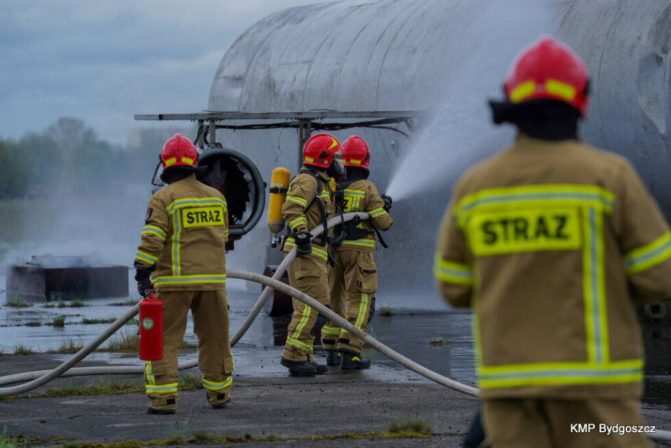 Katastrofa samolotu w Bydgoszczy i pożar lotniczego paliwa. Służby ćwiczyły, jak sobie radzić z takim zagrożeniem