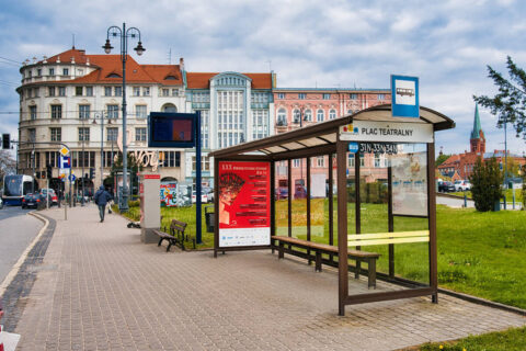Wiosenne porządki w Bydgoszczy. Trwa czyszczenie wiat przystankowych. Wkrótce pojawią się też nowe zadaszenia dla pasażerów