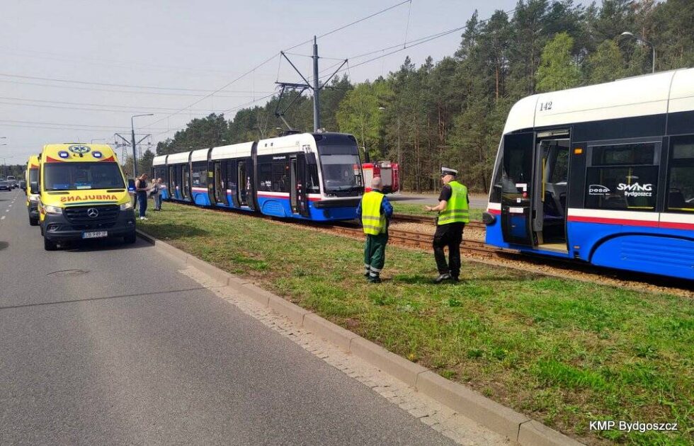 Zderzenie dwóch tramwajów. Szesnaście osób na badaniach w szpitalu