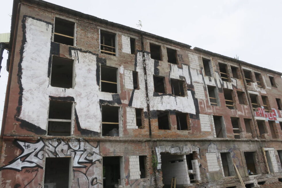Ruina na Bocianowie się zmieni. „Szkieletor” z ul. Kościuszki stanie się blokiem mieszkalnym [ZDJĘCIA]