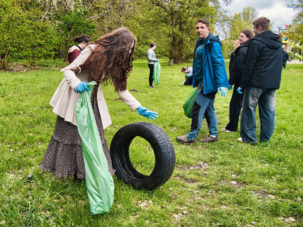 Dzień Ziemi w Bydgoszczy. Opony, dywan i fragment umywalki – uczniowie sprzątali park nad Kanałem Bydgoskim