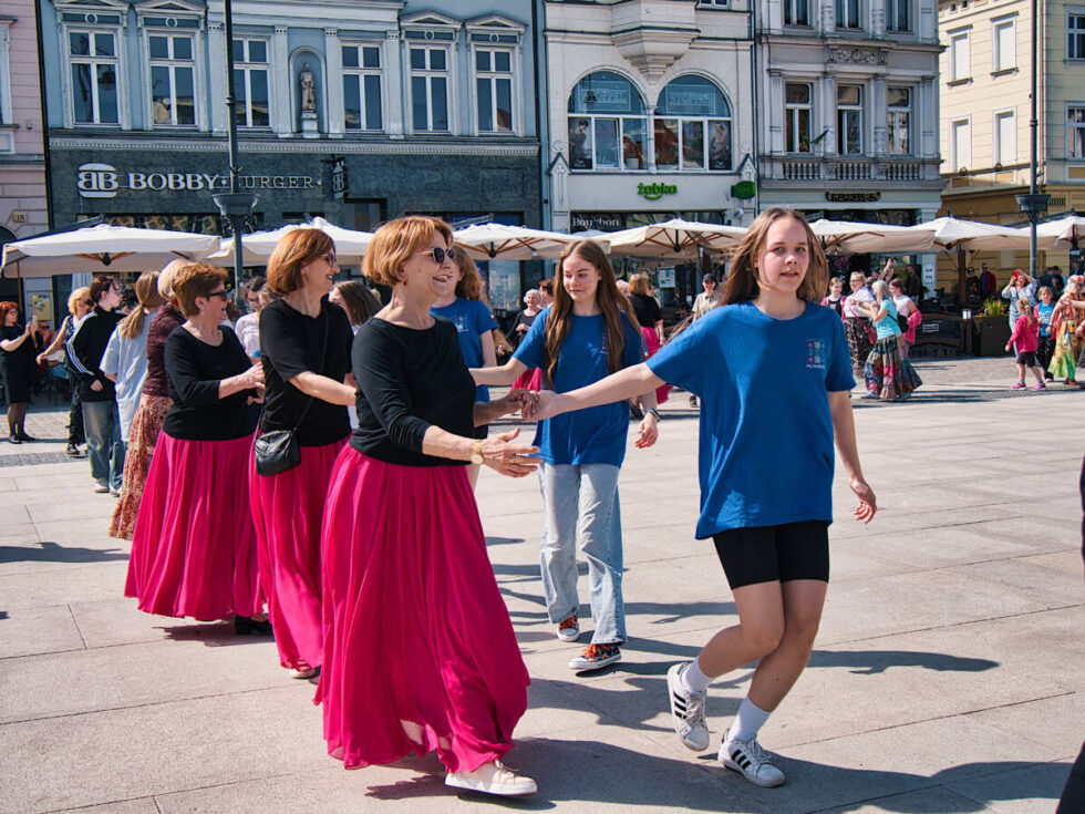 Międzynarodowy Dzień Tańca. Na Starym Rynku tańczono belgijkę [ZDJĘCIA]