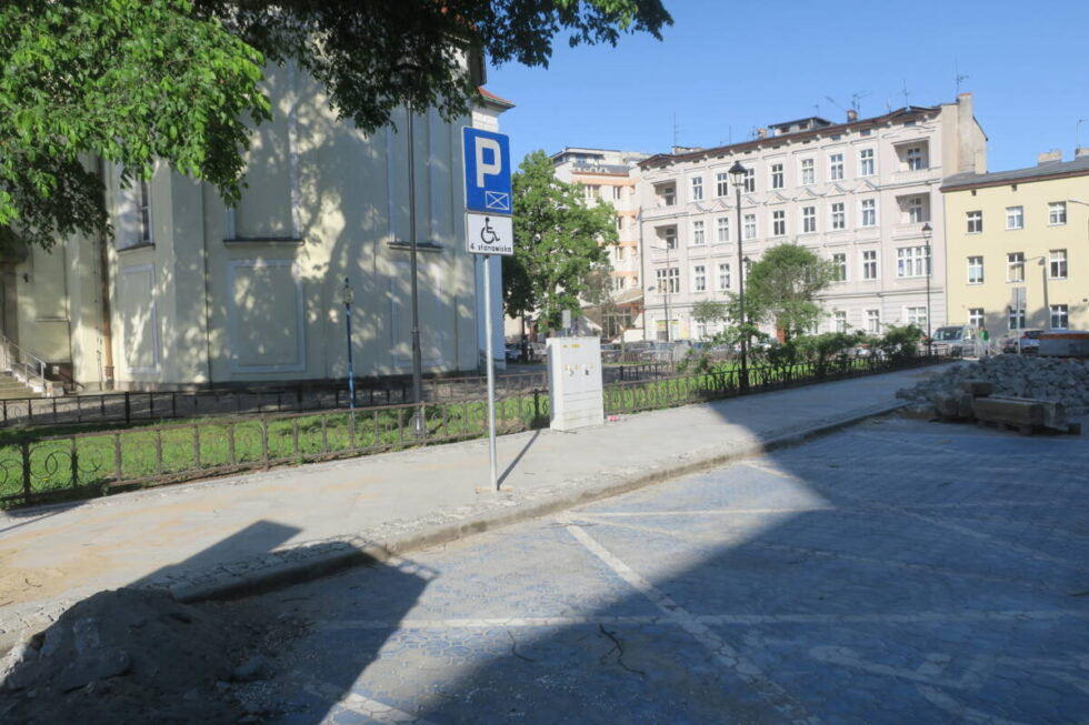 Nowy chodnik powstaje w Śródmieściu. Plac Piastowski będzie bardziej reprezentacyjny [ZDJĘCIA]