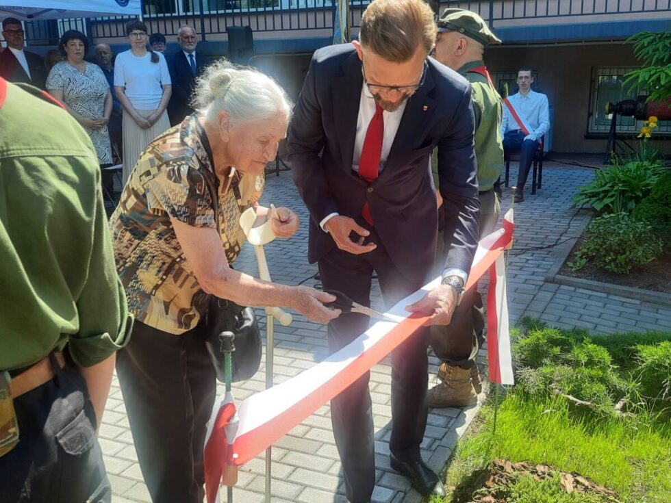 Dąb Pamięci przy Zespole Szkół Elektrycznych. Na Błoniu zasadzono drzewo upamiętniające ofiary zbrodni katyńskiej