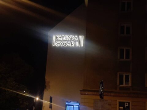 Fabryka Cygar wita wysiadających na dworcu w Bydgoszczy. Neon nawiązuje do historii tego miejsca