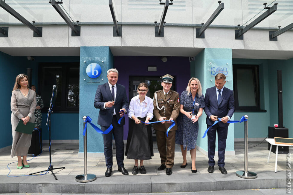 Szkoła NATO oficjalnie otwarta. Przecięcie wstęgi w nowej siedzibie przy ul. Bośniackiej