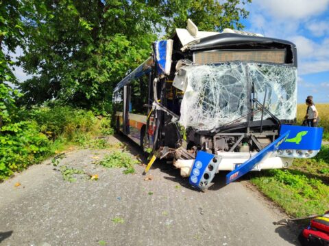 Groźny wypadek autobusu linii podmiejskiej 41 – ranni ze złamaniami trafili do bydgoskich szpitali