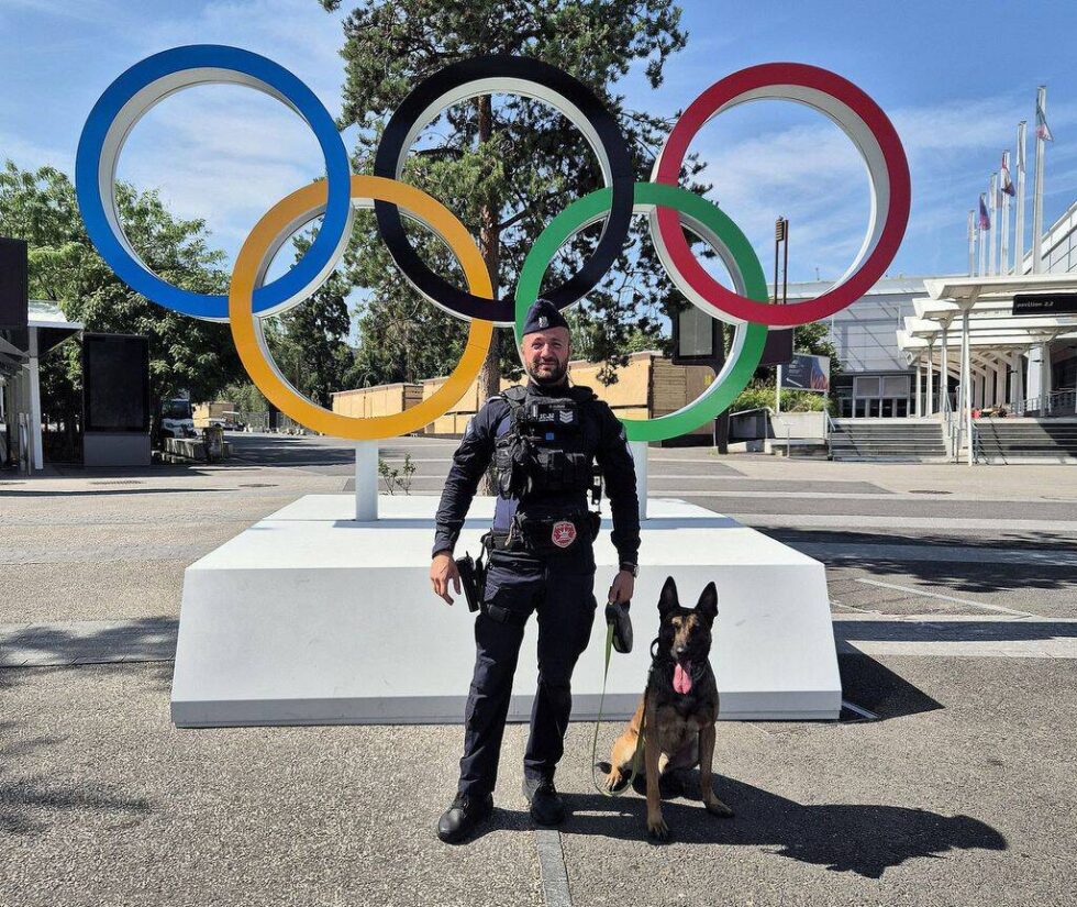 Badi pod wieżą Eiffla. Bydgoski policjant wraz z czworonogiem na Igrzyskach Olimpijskich w Paryżu