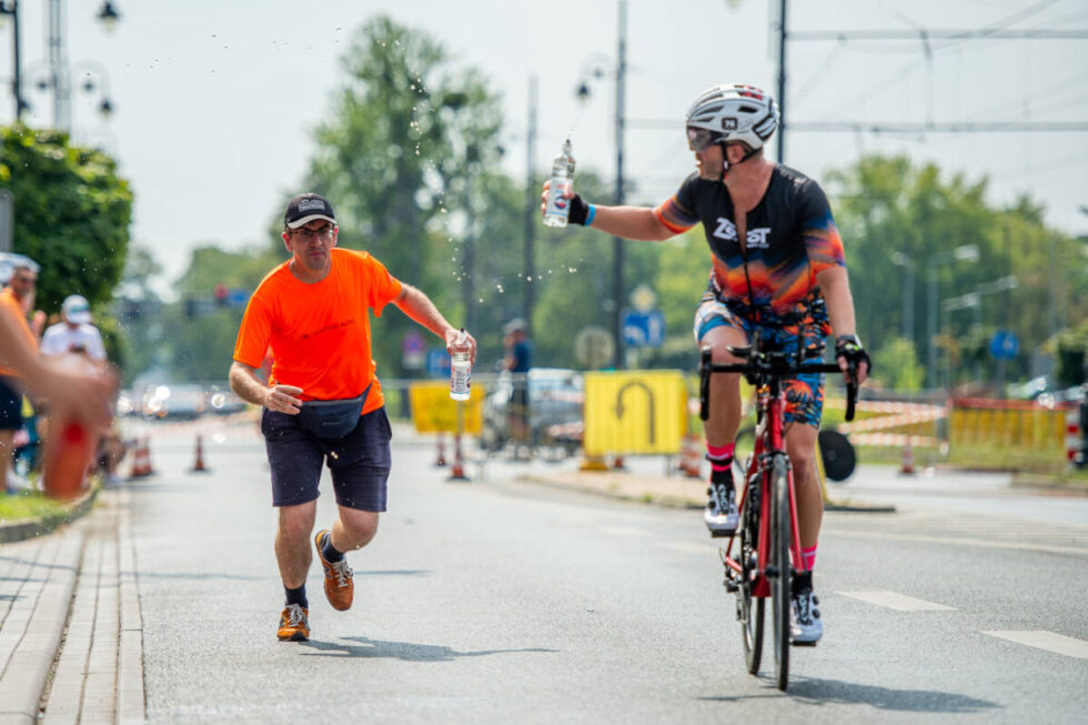 Triathlon Borówno. Startują ludzie z żelaza. Spotkanie z Roksaną Słupek [ZMIANY DLA KIEROWCÓW I PASAŻERÓW]