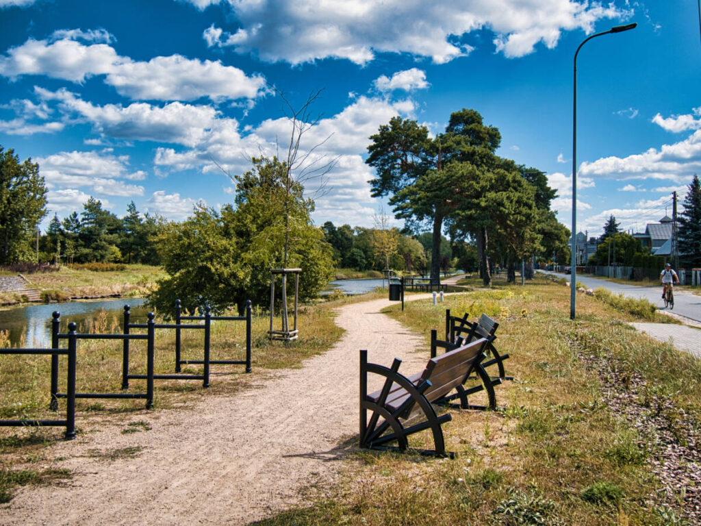 Ławka w parku nad Kanałem Bydgoskim