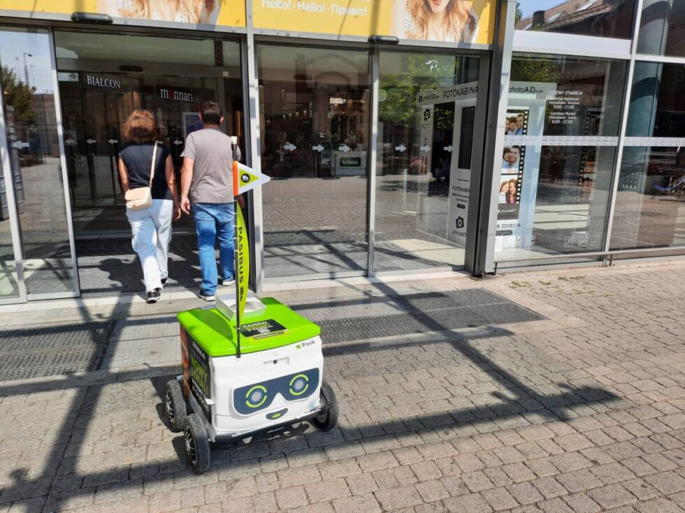 Robot Mateusz jeździ po bydgoskich ulicach i rozmawia z mieszkańcami [WIDEO]