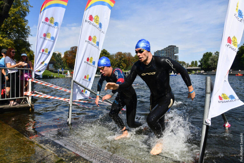 Woda Bydgoska 2024. Pływacka rywalizacja w Brdzie i strumieniach słońca [ZDJĘCIA]