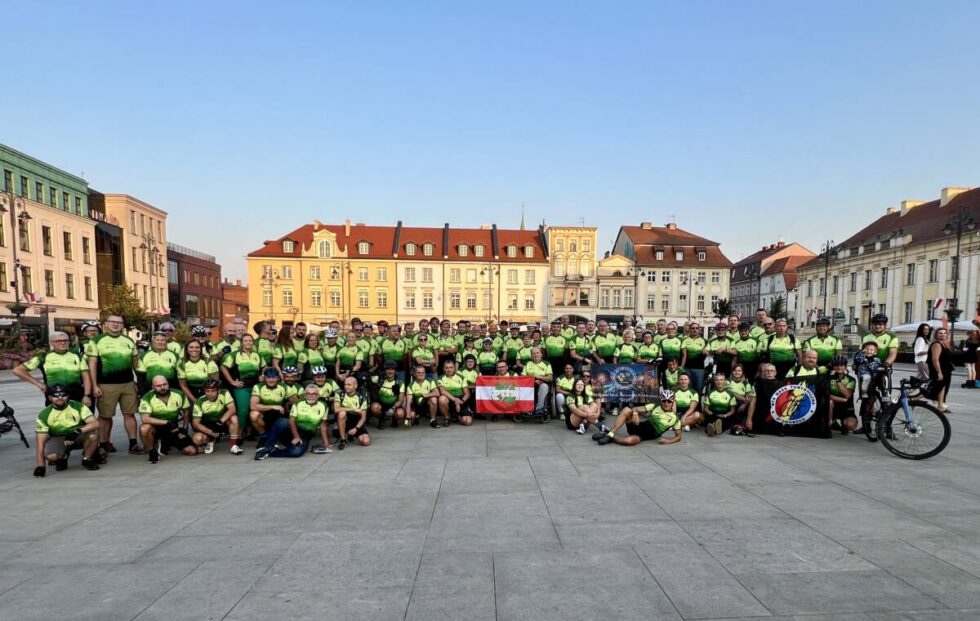 Najwytrwalsi rowerzyści z Metropolii odebrali koszulki za przejechanie 1500 km [ZDJĘCIA Z DRONA]