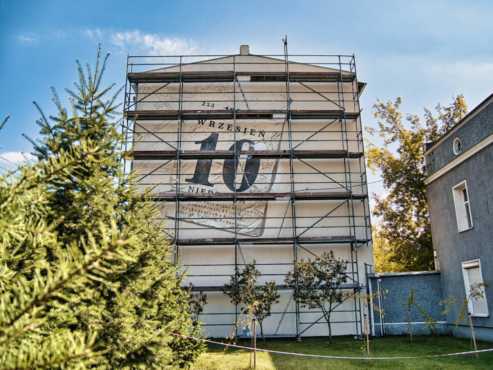 Nowy mural na Szwederowie. Kartka z kalendarza upamiętnia tragedię z 10 września 1939 roku [ZDJĘCIA]