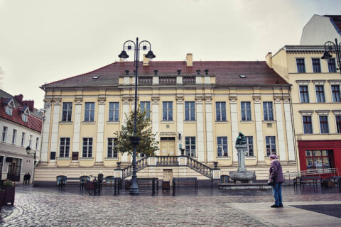Zabytkowa biblioteka na Starym Rynku. Szklanego dachu nie będzie, ale biblioteka zostanie