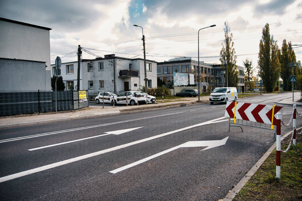 Ulica Łęczycka po remoncie i z „pasami”- pojawiło się już oznakowanie poziome