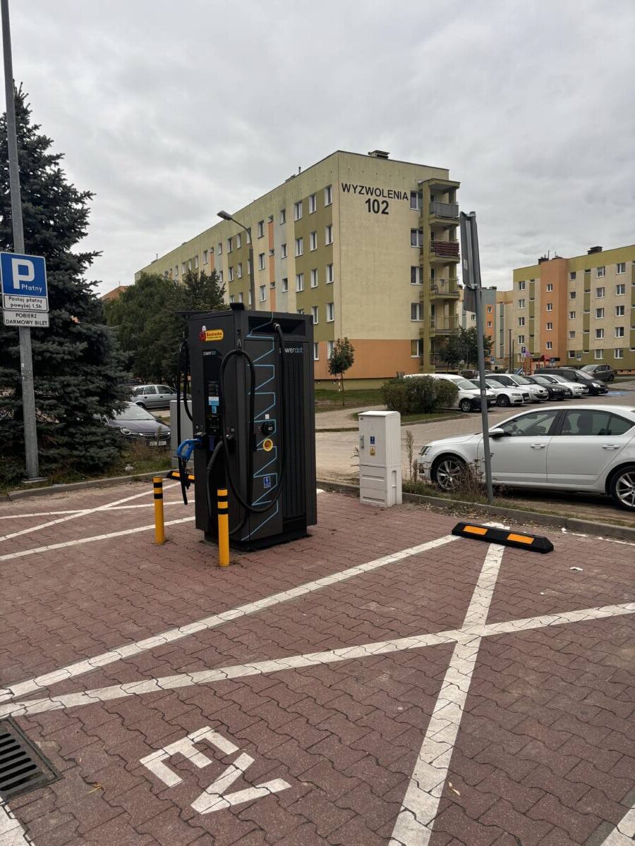 Kolejne stacje ładowania pojazdów elektrycznych w Bydgoszczy. To inwestycja popularnego dyskontu