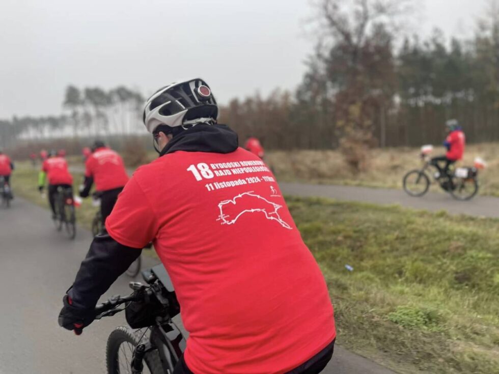 Bydgoski Rowerowy Rajd Niepodległości. Przejechali wokół miasta 111 km i rozwinęli wielką flagę na Starym Rynku