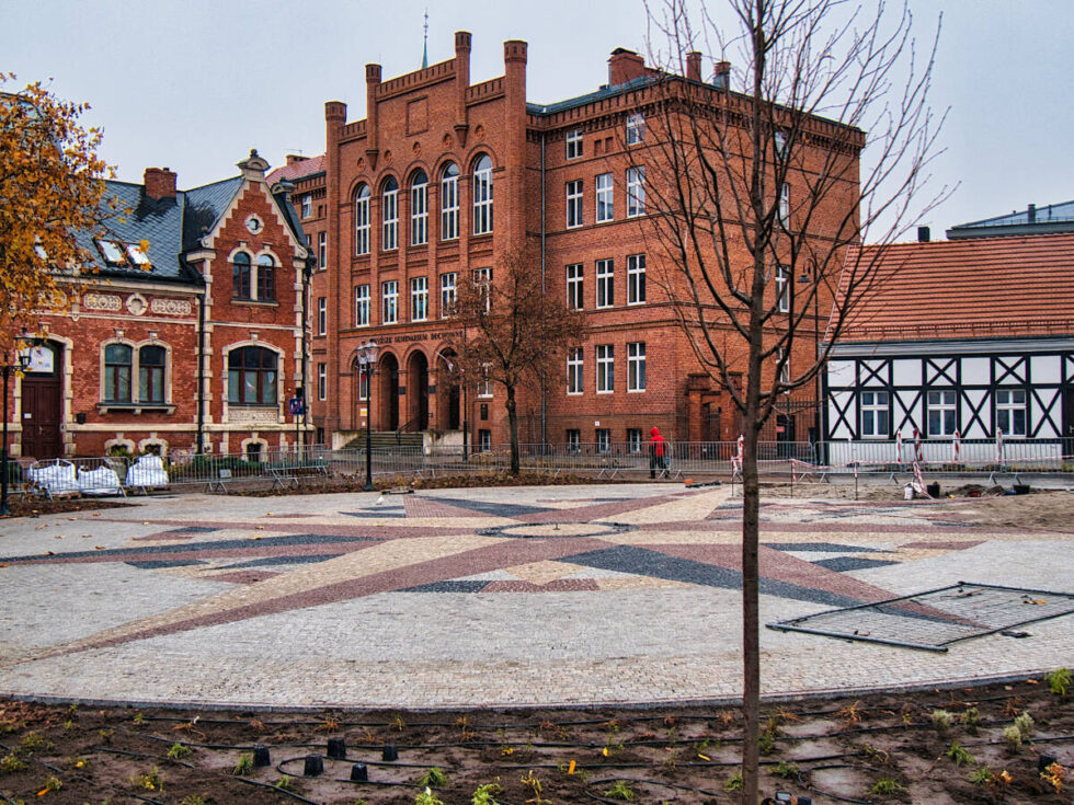 Róża wiatrów na Rybim Rynku praktycznie gotowa. Widać też już więcej zieleni i drzew [ZDJĘCIA]