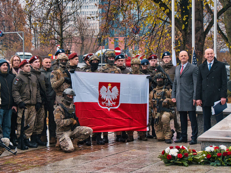 Kadeci z Akademickiego Liceum Ogólnokształcącego ślubowali przy pomniku Nieznanego Powstańca Wielkopolskiego