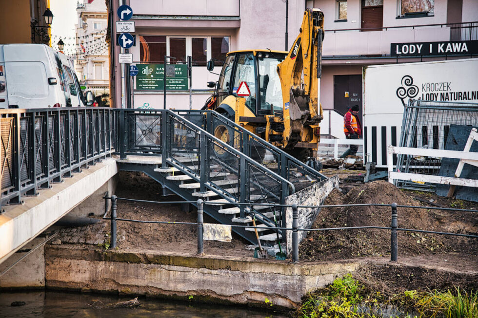 Schodki na bulwar przy Młynówce niemal gotowe – można będzie spacerować bez przeszkód