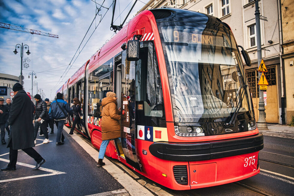 Świąteczny tramwaj już kursuje po Bydgoszczy. „Miła mikołajkowa niespodzianka” [ZDJĘCIA]