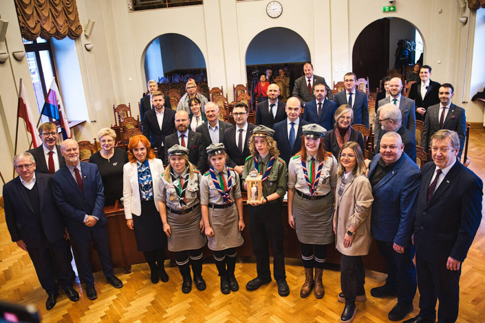 Betlejemskie Światełko Pokoju. Harcerze namawiają „Kochaj czynem”