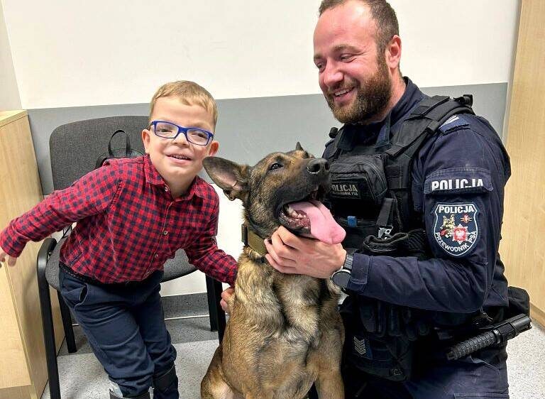 Badi skradł serce Szymka. Policjanci spełnili marzenie pięciolatka