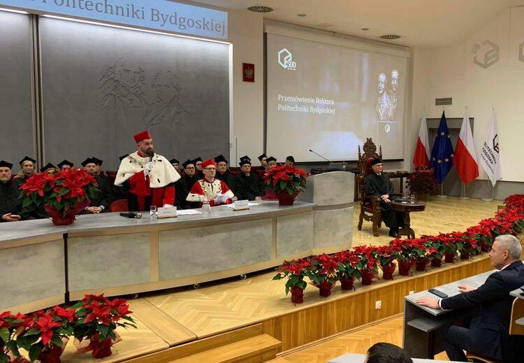 Doktorat honoris causa dla prof. Marka Harata. Politechnika Bydgoska z aktem notarialnym przekazania szpitala miejskiego