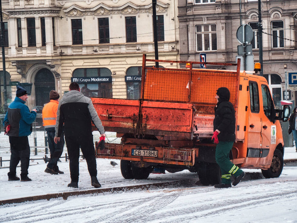 Akcja Zima na bydgoskich jezdniach i chodnikach. Piaskarki i pracownicy w akcji, a policja radzi ostrożność