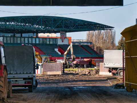 Inwestycje na stadionie Polonii. Odwodnienie i oświetlenie wymagane przez ekstraligę powstaną na najbliższy sezon [ZDJĘCIA]