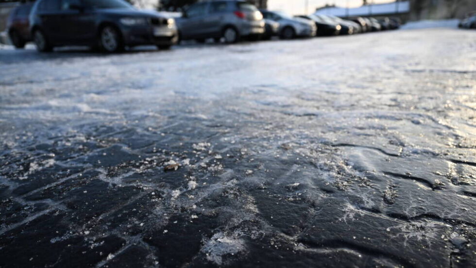 Uwaga! Meteorolodzy ostrzegają. Lód na chodnikach i drogach