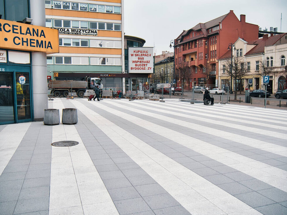 Parking przed dawnym „Rywalem” otwarty – powrót do lat 70-tych ubiegłego wieku