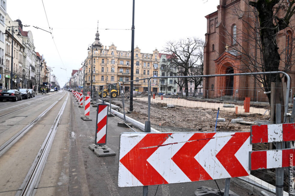 Rewitalizacja placu Wolności i zmiany w ruchu. Nastąpiło wznowienie prac [ZDJĘCIA, WIZUALIZACJA]