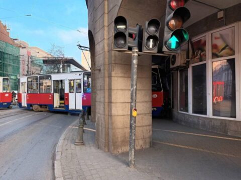 Tramwaj wjechał w budynek dawnego „Savoya” – groźna kraksa w samym centrum miasta