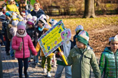 Pierwszy dzień wiosny w Bydgoszczy. Barwny korowód przedszkolaków w parku Witosa [ZDJĘCIA]