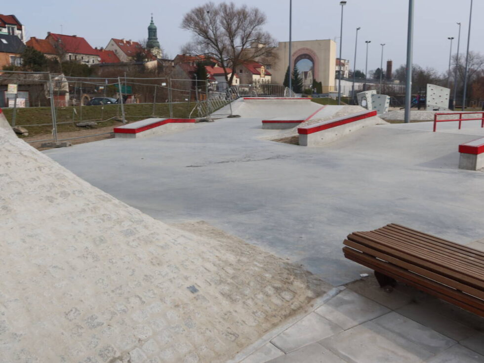 Nabrzeże w Starym Fordonie – przygotowania do sezonu. Trwa naprawa elementów skateparku [ZDJĘCIA]