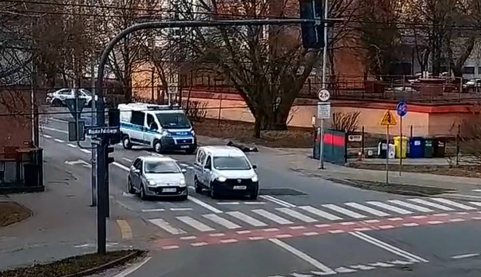 „Upadła bezwładnie na chodnik i leżała bez ruchu”. Bydgoscy policjanci ratują seniorkę [WIDEO]