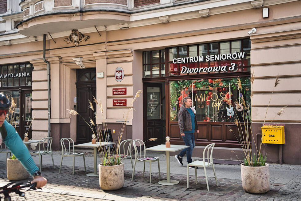 Nowy, letni ogródek w Środmieściu Bydgoszczy. Miłość Cafe zaprasza do Centrum Seniorów Dworcową 3