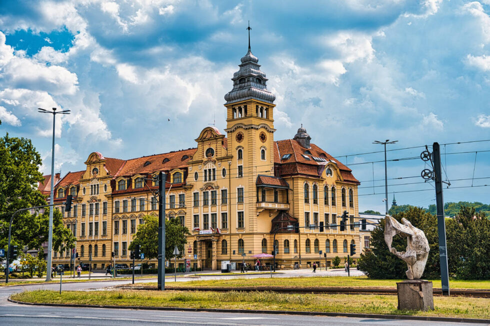 Mechanik z ul. Św. Trójcy świętuje 115. urodziny. Uczniowie z lat 70. ub. wieku wspominają dawne czasy: „Kary za włosy i brak tarczy”
