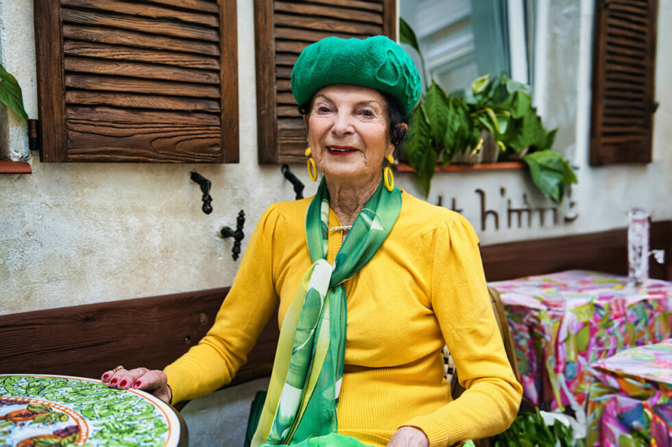 Danuta Kurzawa – kolorowy ptak z bydgoskich ulic: Zawsze biegam po schodach, choć teraz zaczęłam już trzymać się poręczy