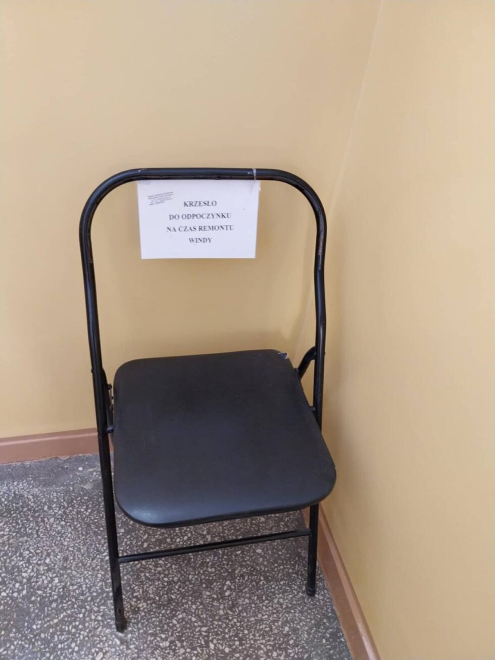 Nie możesz wejść na 11. piętro w wieżowcu? Odsapniesz na „krzesłach spoczynkowych”
