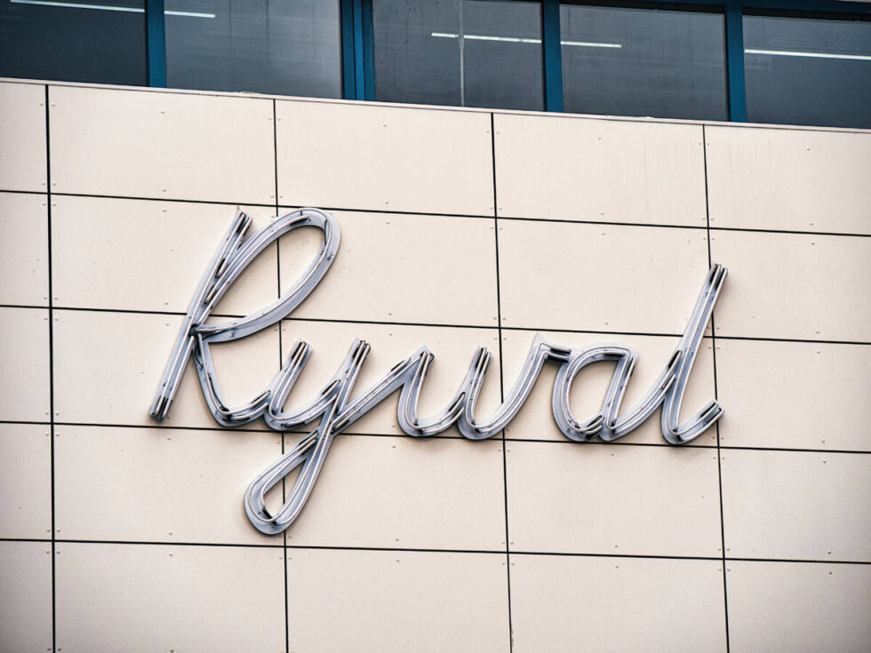 Powrócił neon na „Rywalu”. Nawiązanie do czasów, gdy Gdańska tętniła kolorowymi światłami