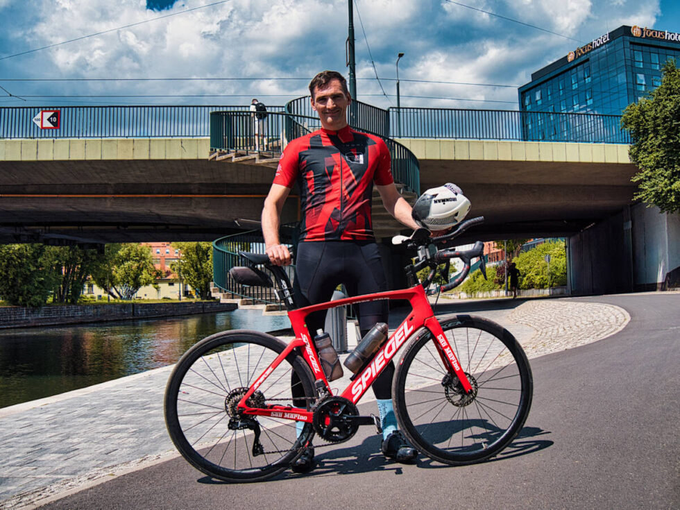Jacek Kwiatkowski pokonuje po 450 km dziennie. Jedzie po rekord podczas rywalizacji o tytuł Rowerowej Stolicy Polski