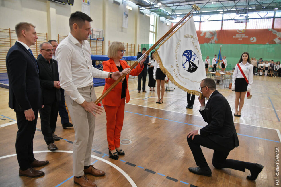 Szkoła Podstawowa nr 15 ma nowy sztandar. Tu uczą się sportowcy [zdjęcia]