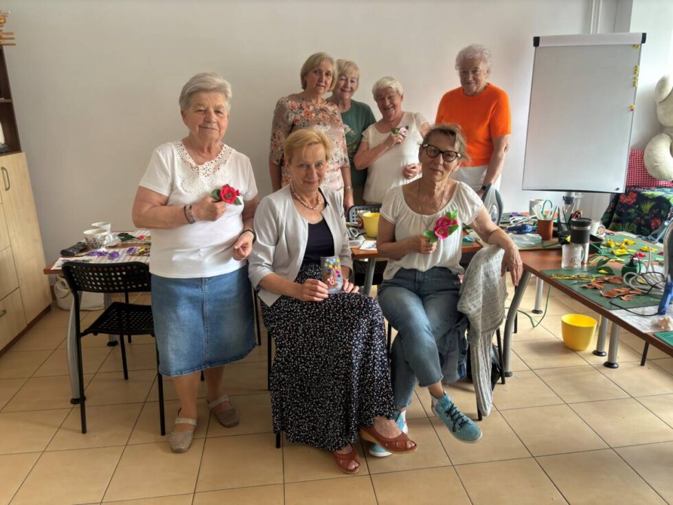 Trwa Seniorada 2025 – finał w Fordonie. Na Błoniu z bibuły i pianki powstają kwiaty jak żywe