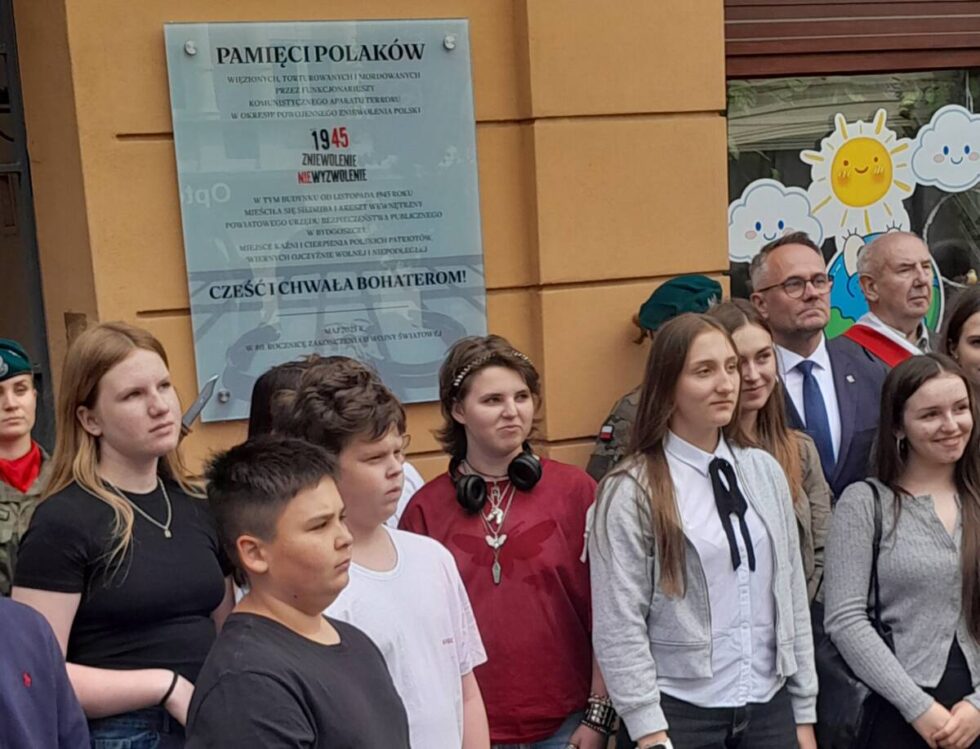 Pamiątkowa tablica przy Gdańskiej 66: „Pamięci Polaków więzionych, torturowanych i mordowanych”