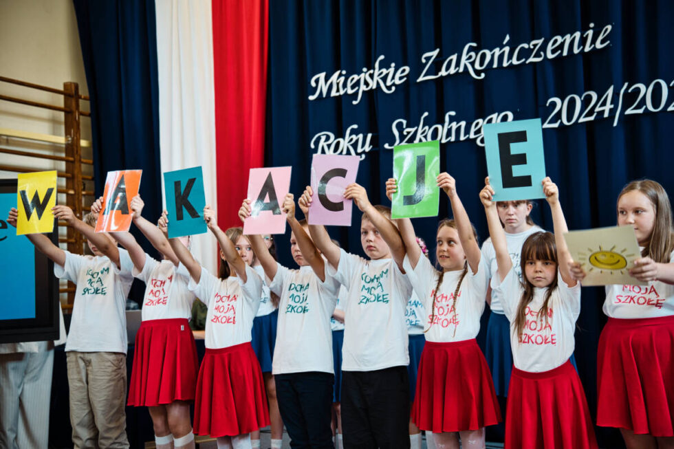 Koniec roku szkolnego – miejska uroczystość w SP 2: Ukwiecone łąki, górskie ścieżki i bydgoskie zakamarki czekają na uczniów [ZDJĘCIA]