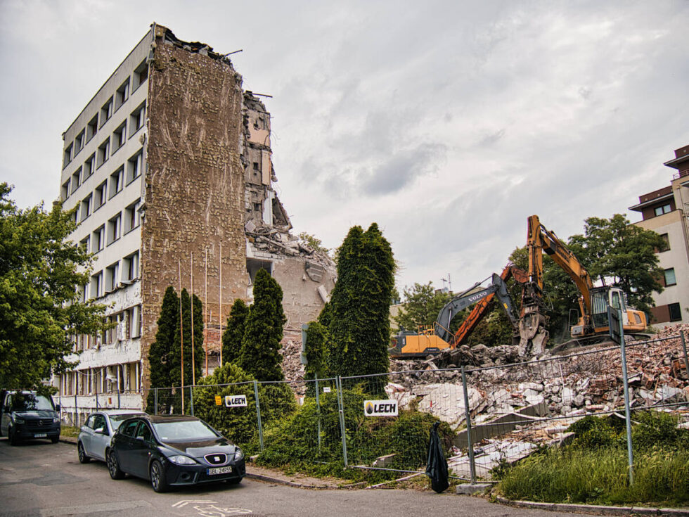 Kiedyś siedziba banku, wkrótce ekskluzywne apartamenty – znika wieżowiec przy ul. Jagiellońskiej [ZDJĘCIA]